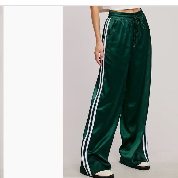 🆕 Black Wide Leg Satin slacks with 2 stripes down the side with pockets - Picture 3 of 5